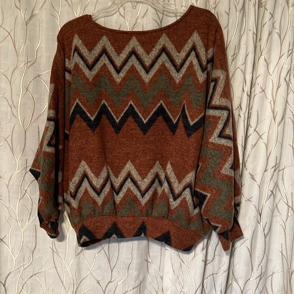 Chevron pattern blouse. - Picture 5 of 7